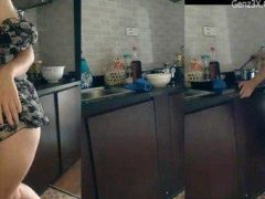 sex việt nam Đang Nấu Ăn Bỗng Nứng Lồn, Tự Sướng Gấp Gáp Cực Dâm