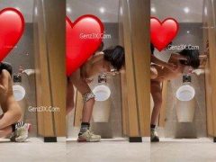 Phim Sex Đưa Sinh Viên Vào WC Nam Khu Thương Mại Đụ Public