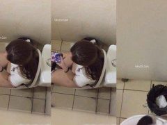 Quay Lén Nhân Viên Ngân Hàng VIB Đi Vệ Sinh Lồn Rậm Lông Ướt Át